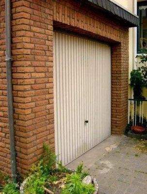 Einzelgarage mit Seitentür