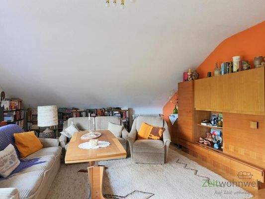 Sitzecke vor der Schrankwand