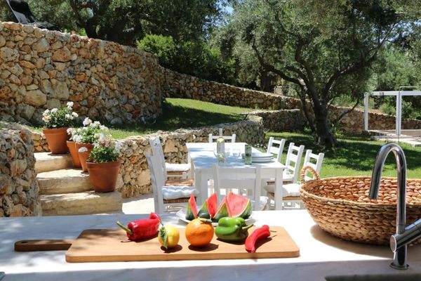 Kreta, Plaka: 2 Luxusvillen mit Tennisplatz, Olivenhain und atemberaubendem Meerblick zu verkaufen