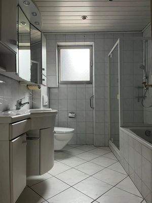 Badezimmer mit Wanne und Dusche