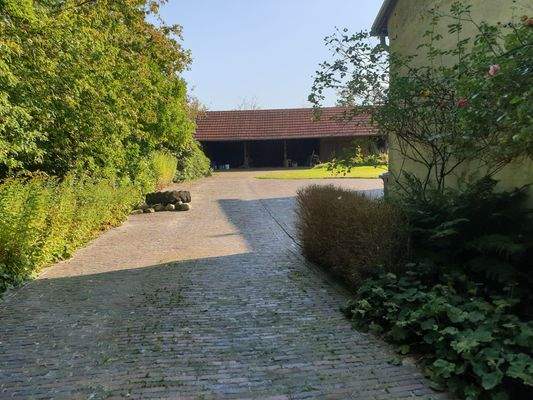Außensicht  weg hinters Haus 