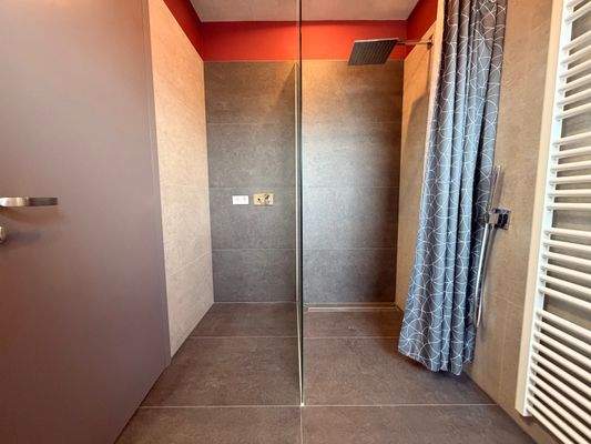 Dusche + Waschmaschinenanschluss