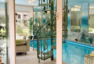 Indoor-Pool vom Wohnzimmer aus