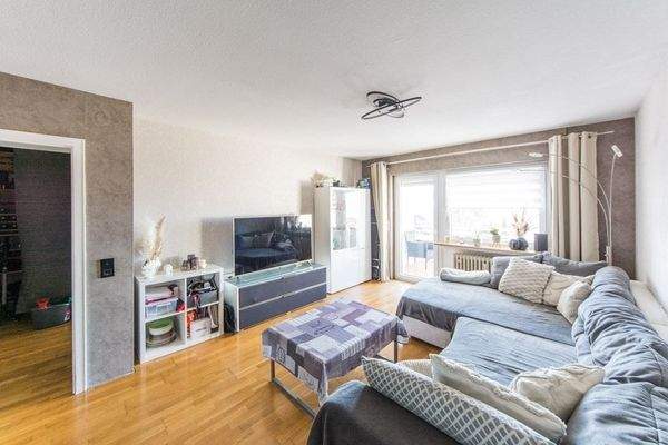 Wohnzimmer mit Zugang zum Balkon