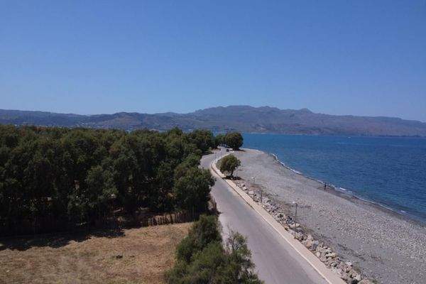 Kreta, Tavronitis: Erstklassiges Strandgrundstück mit malerischem Meerblick zu verkaufen