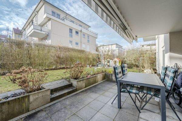 Überdachte Terrasse mit tollem Garten