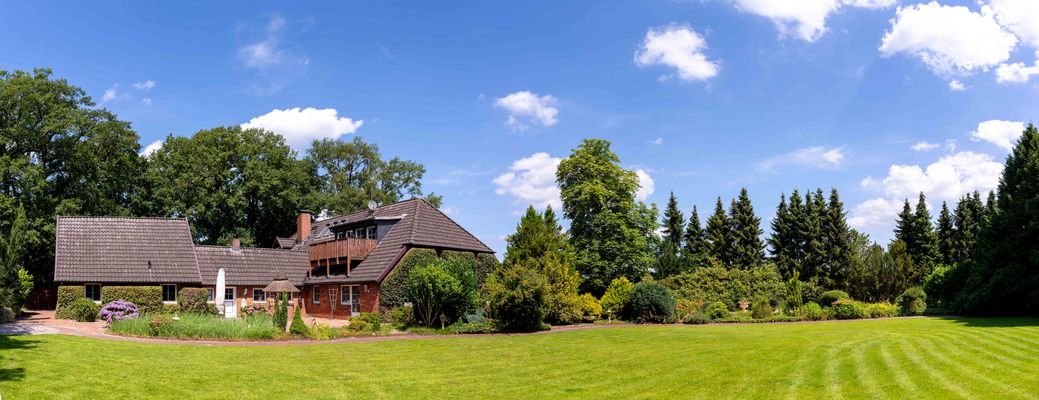 Hausansicht vom Garten Panorama