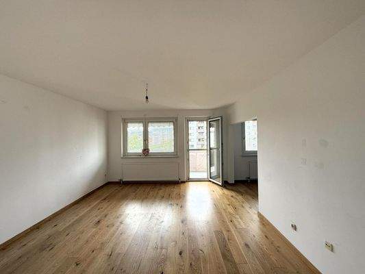 Wohnzimmer mit angeschlossenem Balkon und Küche