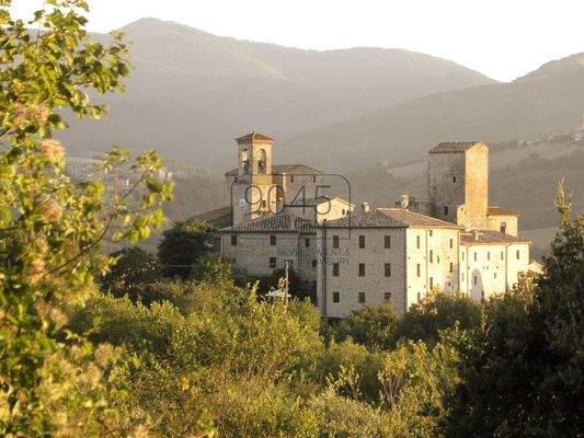 Historisches 4-Sterne-Schlosshotel mit 16 Apartments und 65 Betten - Umbrien