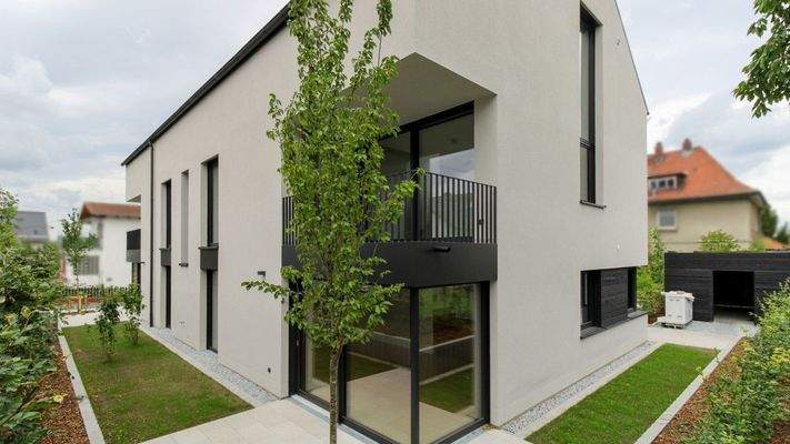 Hausecke mit Fokus auf Balkon