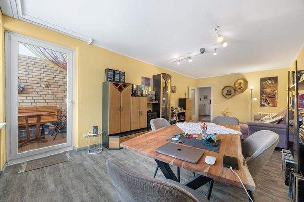 Wohnzimmer mit Blick auf den  Balkon