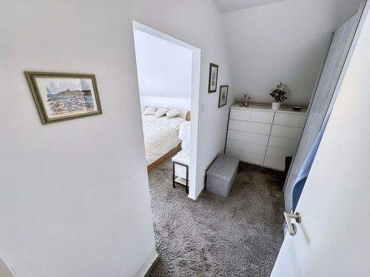 Ankleide und Durchgang zum Schlafzimmer