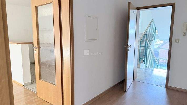 Aus dem Flur in das Treppenhaus sehend