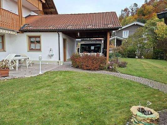 Ansicht - Südwest | zum Haus gehört eine gemauerte Einzelgarage und ein großes Carport mit Platz für ein Wohnmobil oder ähnliches