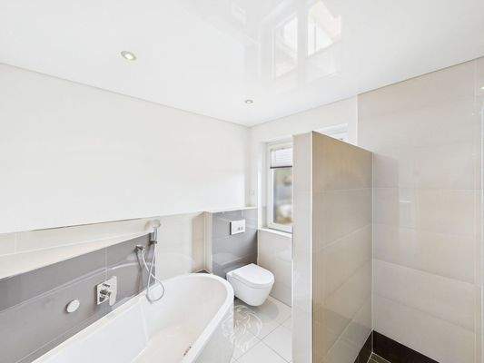 Haus links, OG: Badezimmer