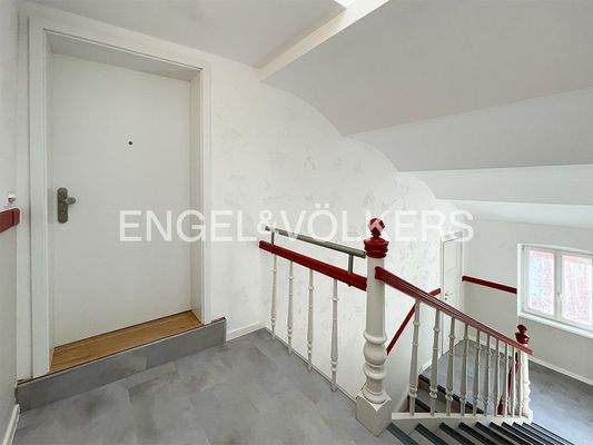 Treppenhaus / Wohnungseingangstür