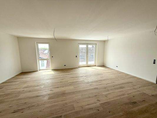Wohn-/Esszimmer m. Zugang zum Balkon