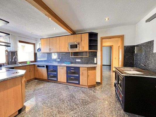 Große Küche mit Einbauküche