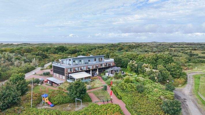 Hinter den Dünen liegt der gewaltige Strand.