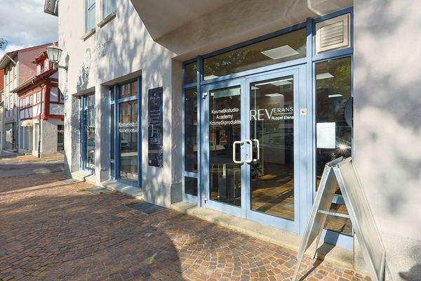 Eingang Ladeneinheit mit großer Schaufensterfront