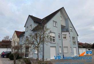 Blaues Wohnhaus mit Logo