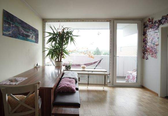 Bild 2_Wohnesszimmer mit Blick zum Balkon.JPG
