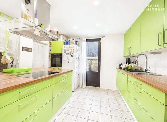 Küche mit Kochinsel und Boschgeräten