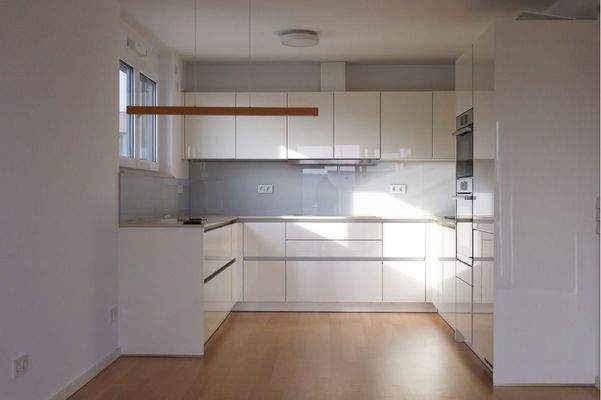 Hochwertige grifflose Küche mit Naturstein-Arbeitsplatte, Glas-Rückwand, Miele, Bosch Geräte 7,1 m²