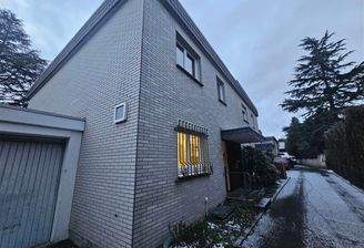 Seitenansicht  mit großer Garage 