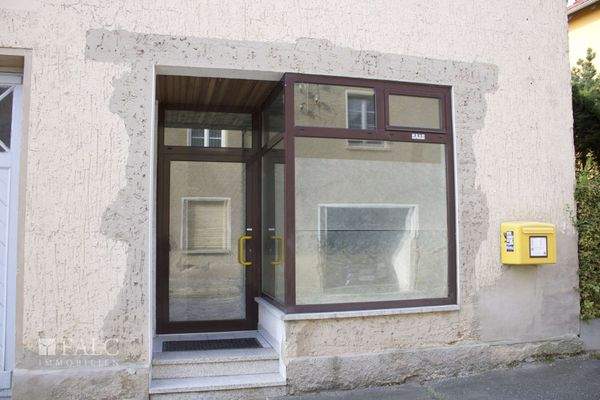 Schaufenster + Eingang Gewerbeteil
