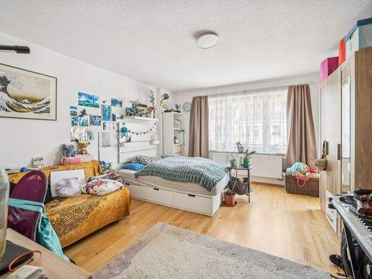 weiteres Zimmer mit Balkon