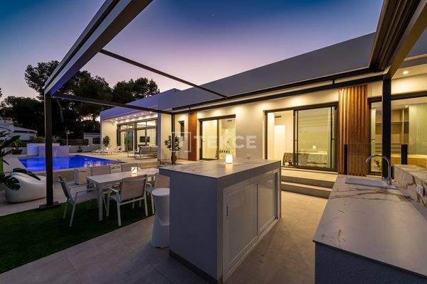 Detached Villas with Private Pools in Pinar de Campoverde Spain