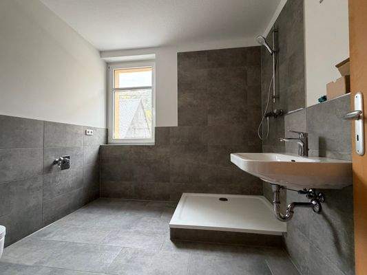 Tageslichtbad mit Dusche und Waschmaschinenanschluss