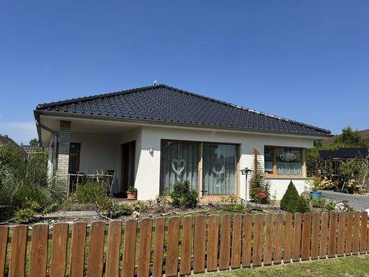 Ansicht auf den Garten und Südseite des Bungalows