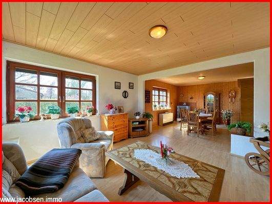 Blick vom Wohnzimmer ins Esszimmer