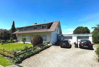 Außenansicht Haus mit Garage/n