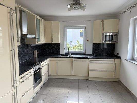 Küche mit Einbauküche