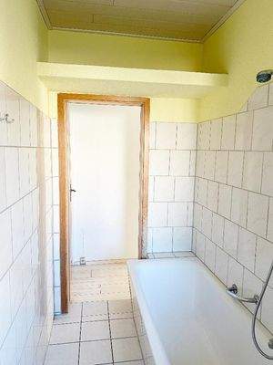 Tageslichtbad mit Wanne, WC und Waschtisch