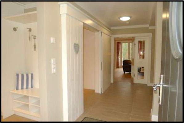 Links Garderobe + rechts WC