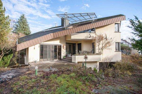 Hausansicht Gartenseite mit Terrasse