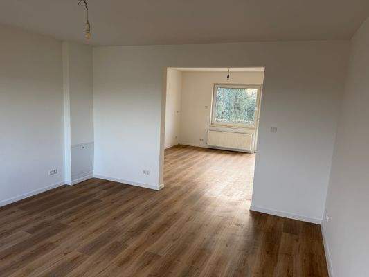 Wohnbereich mit Durchgang zu Küche 