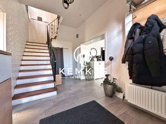 Empfangsbereich (Links Wohn-Esszimmer / Rechts Küche)