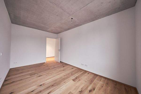 Schlafzimmer mit Blick zum Flur - HERDERGÄRTEN 1.2.7