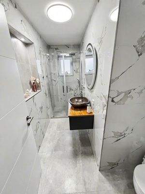 Kleines Bad mit Dusche OG