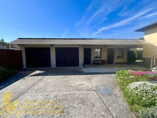 Nebengebäude: 2 Garagen und 2 Abstellräume