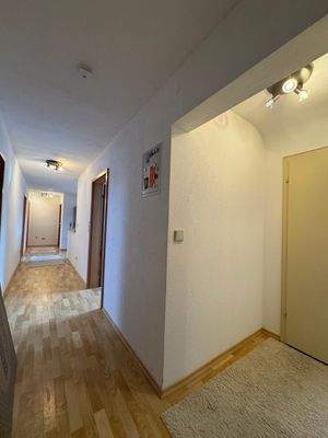 Langer Flur mit Holzboden