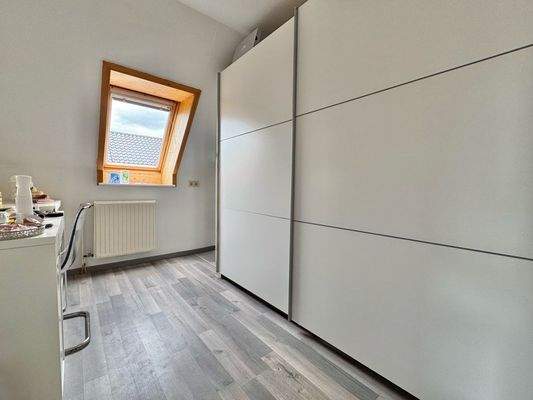 ...eigenem Ankleidezimmer (DG)