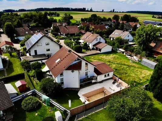 Luftbild - mit Schwimmbad u. Grundstück