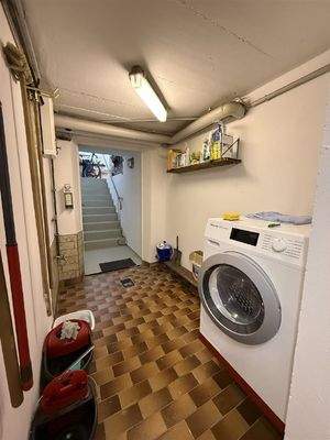 Wasskeller mit Treppe zur Garage