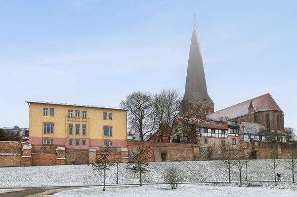 Hausansicht mit Petrikirche